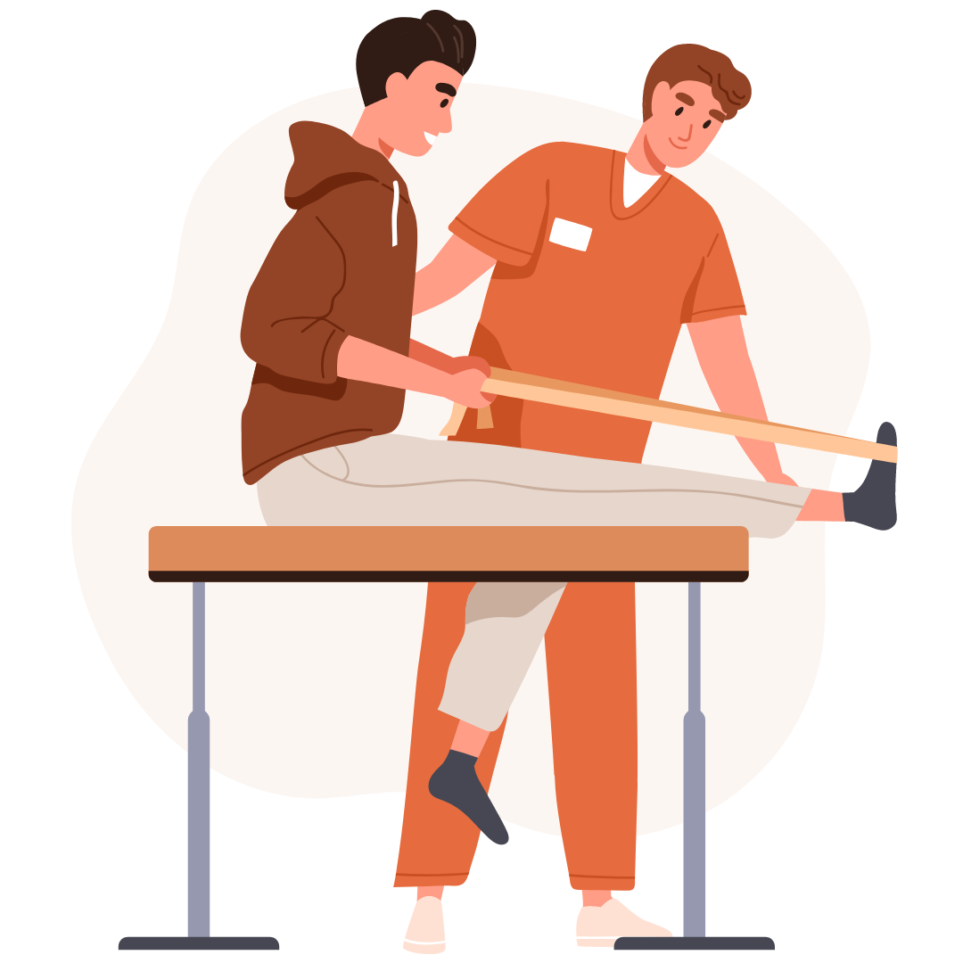 Eine Person sitzt auf einer Behandlungsliege und führt mit Hilfe einer Therapeutin bzw. eines Therapeuten eine Dehnübung für das gestreckte Bein durch, unterstützt durch einen Holzstab.